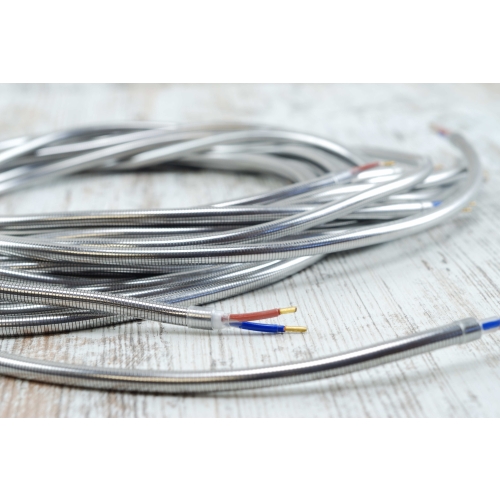 chromowany kabel w oplocie metalowym